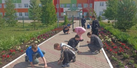 Ребята благоустраивают территорию лагеря - Ютазинский район